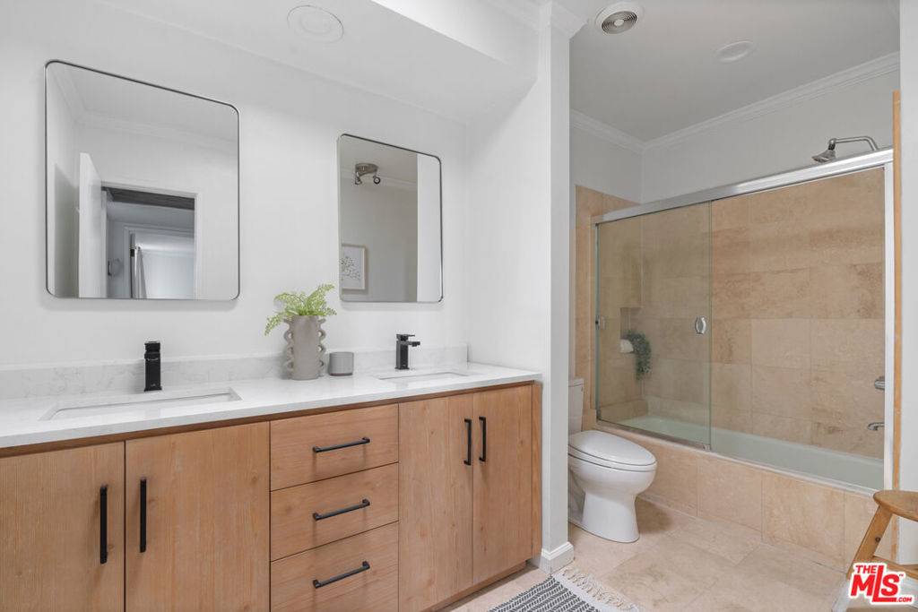 Los Angeles, CA 90049,809 S Bundy DR #304