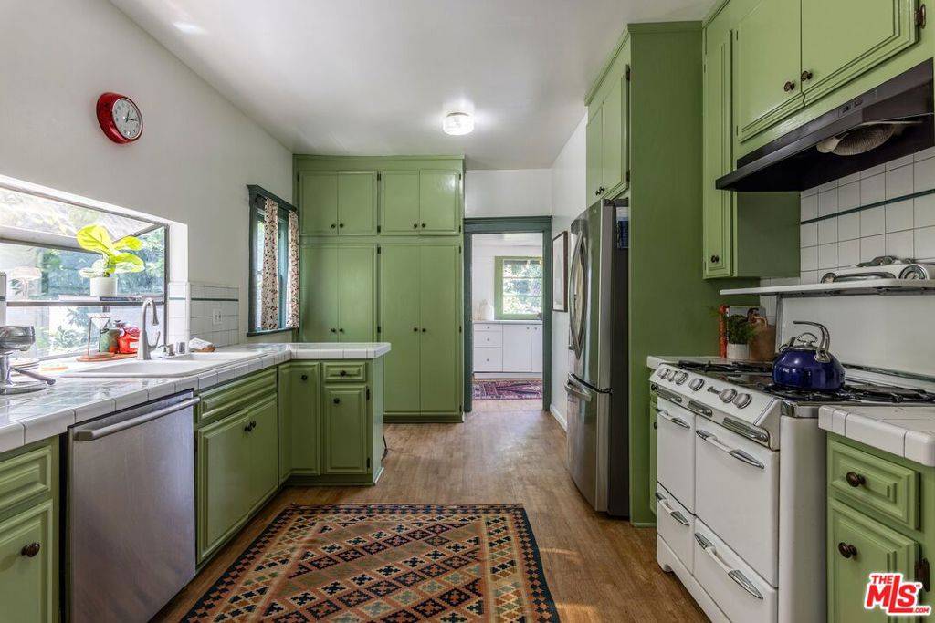 4534 Russell AVE Los Angeles, CA 90027