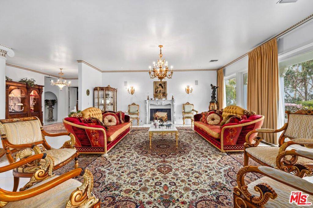 Beverly Hills, CA 90210,11955 Crest PL