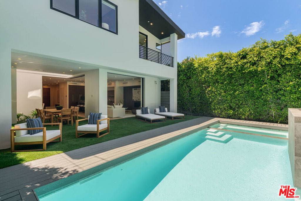 West Hollywood, CA 90048,374 Huntley DR