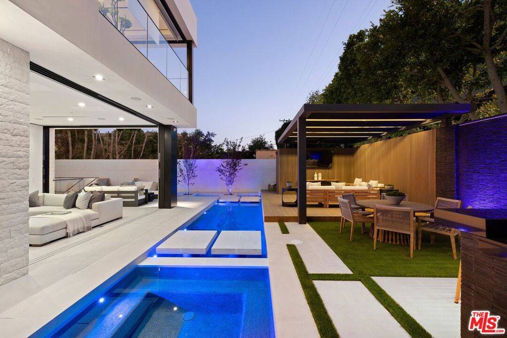 Beverly Hills, CA 90211,137 S Wetherly DR