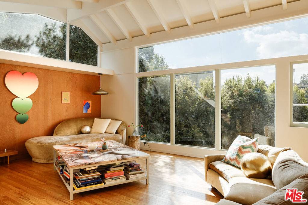 Los Angeles, CA 90068,2764 Outpost DR