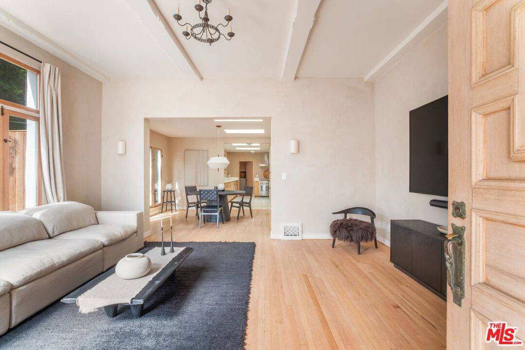 Los Angeles, CA 90048,6277 Commodore Sloat DR