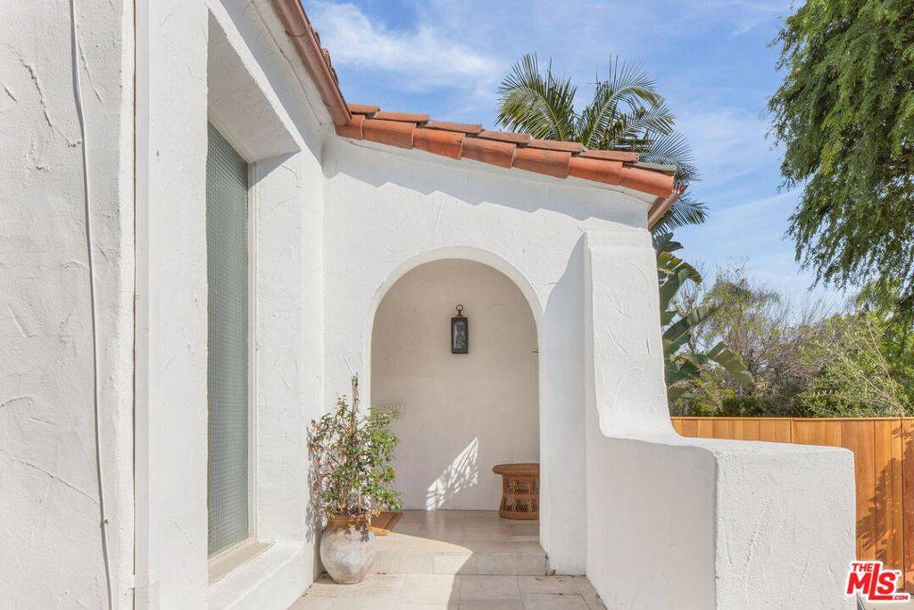 Los Angeles, CA 90048,6277 Commodore Sloat DR