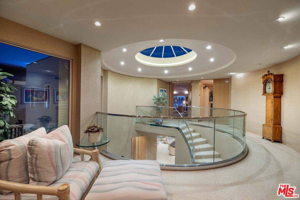 Newport Beach, CA 92661,812 W Bay AVE