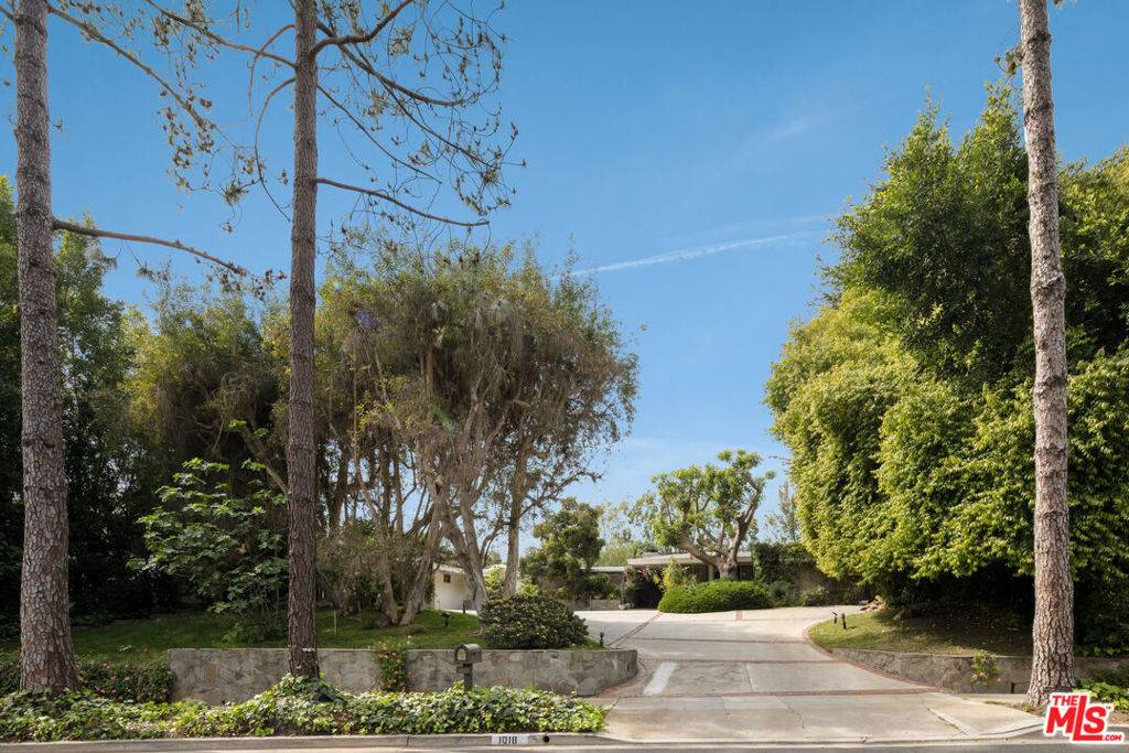 Beverly Hills, CA 90210,1018 N Crescent DR