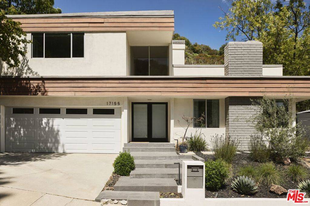 Encino, CA 91436,17155 Clemons DR