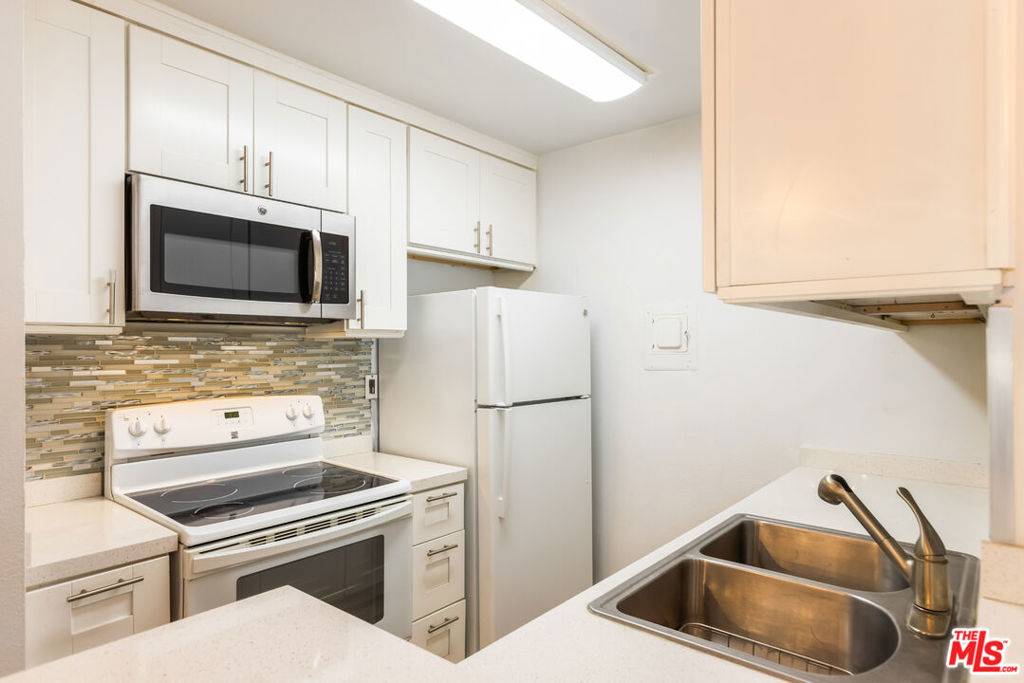 Tarzana, CA 91356,18307 Burbank BLVD #134