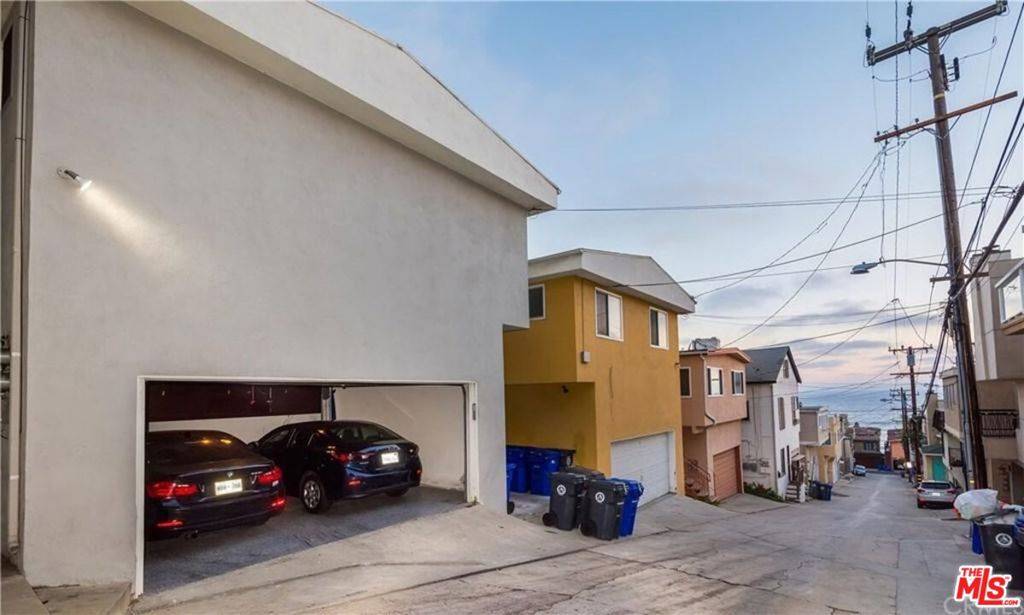 Manhattan Beach, CA 90266,225 Rosecrans AVE