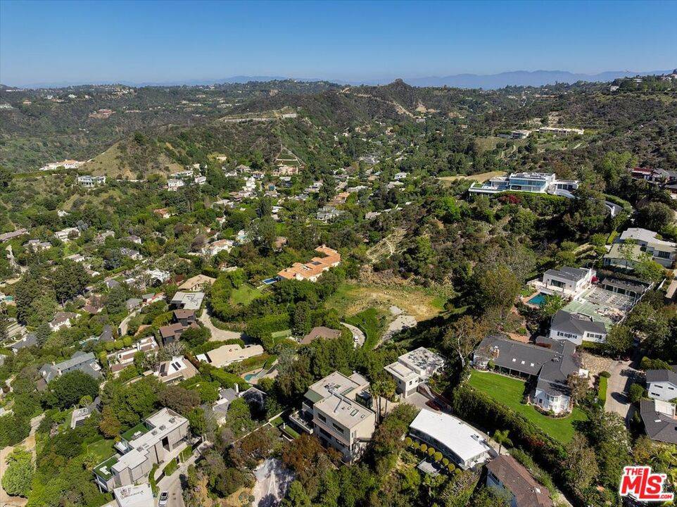 Beverly Hills, CA 90210,9435 Lloydcrest DR