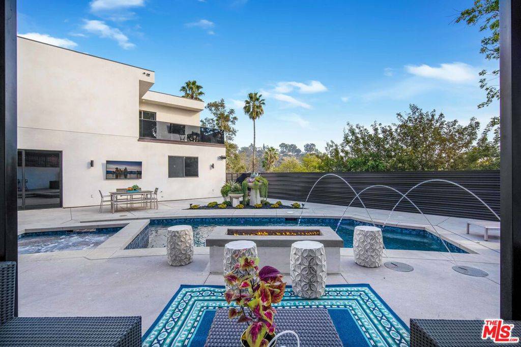 Los Angeles, CA 90068,3255 Canyon Lake DR