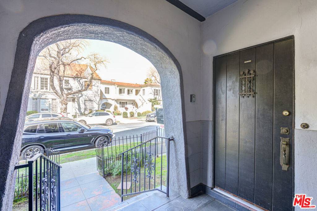 Los Angeles, CA 90048,6236 Orange ST