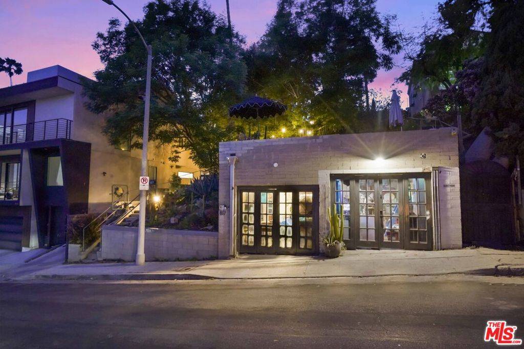Los Angeles, CA 90026,817 Robinson ST