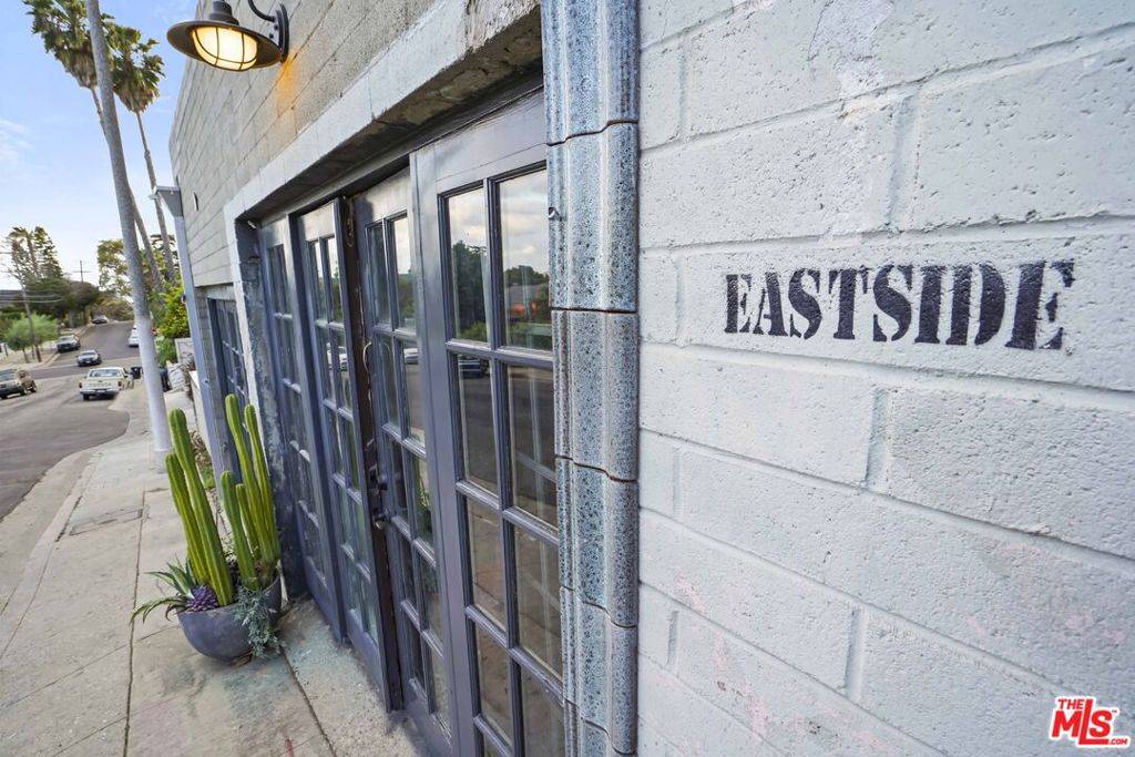 Los Angeles, CA 90026,817 Robinson ST