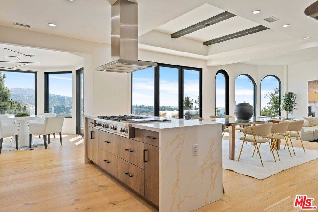 Beverly Hills, CA 90210,1666 Summitridge