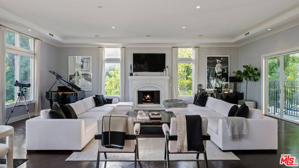 Beverly Hills, CA 90210,1404 Dawnridge DR