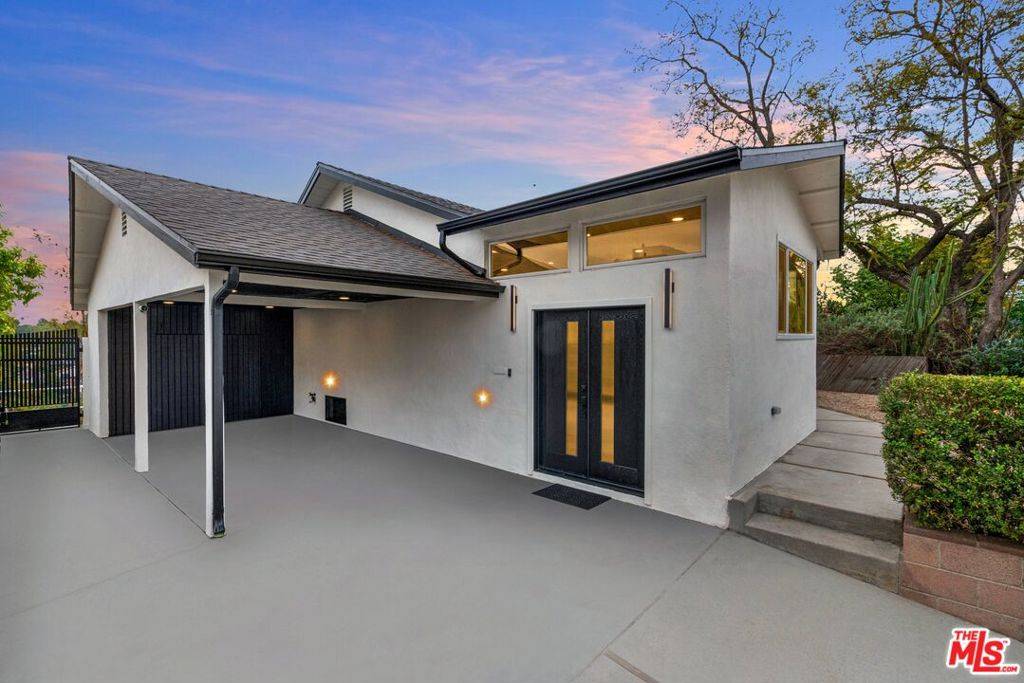 Los Angeles, CA 90026,2162 Lemoyne ST