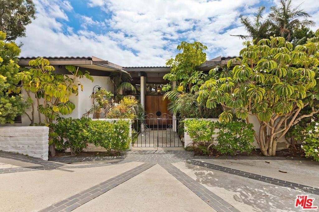 Los Angeles, CA 90049,956 Linda Flora DR