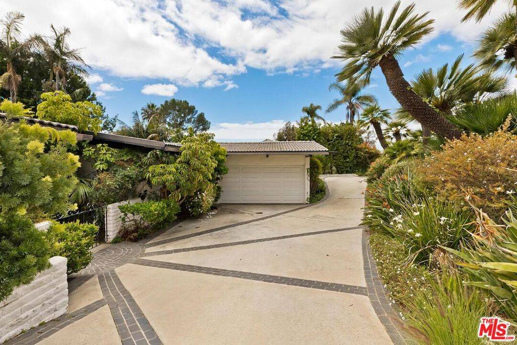 Los Angeles, CA 90049,956 Linda Flora DR