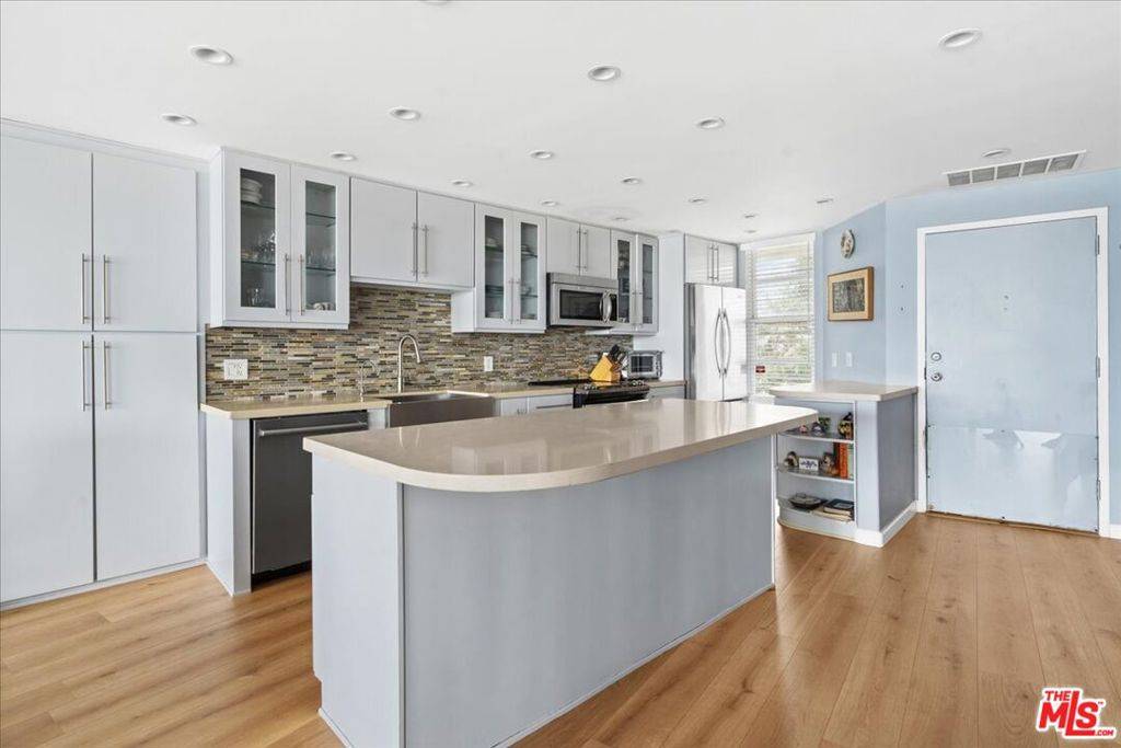 Marina Del Rey, CA 90292,4335 Marina City DR #346