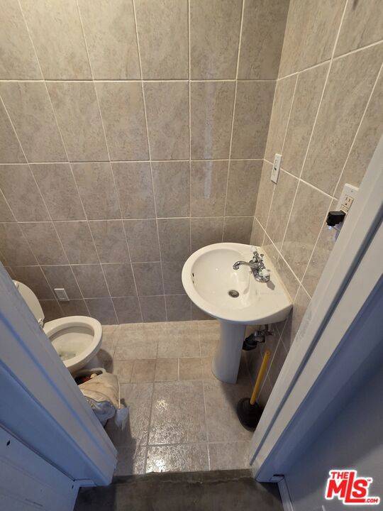Lawndale, CA 90260,4438 W 167th ST