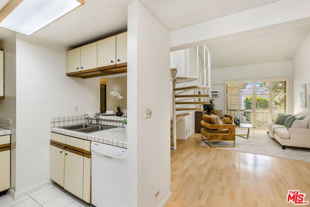 Los Angeles, CA 90024,1440 Veteran AVE #527