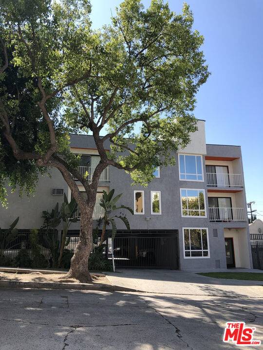 Los Angeles, CA 90019,957 S St Andrews PL