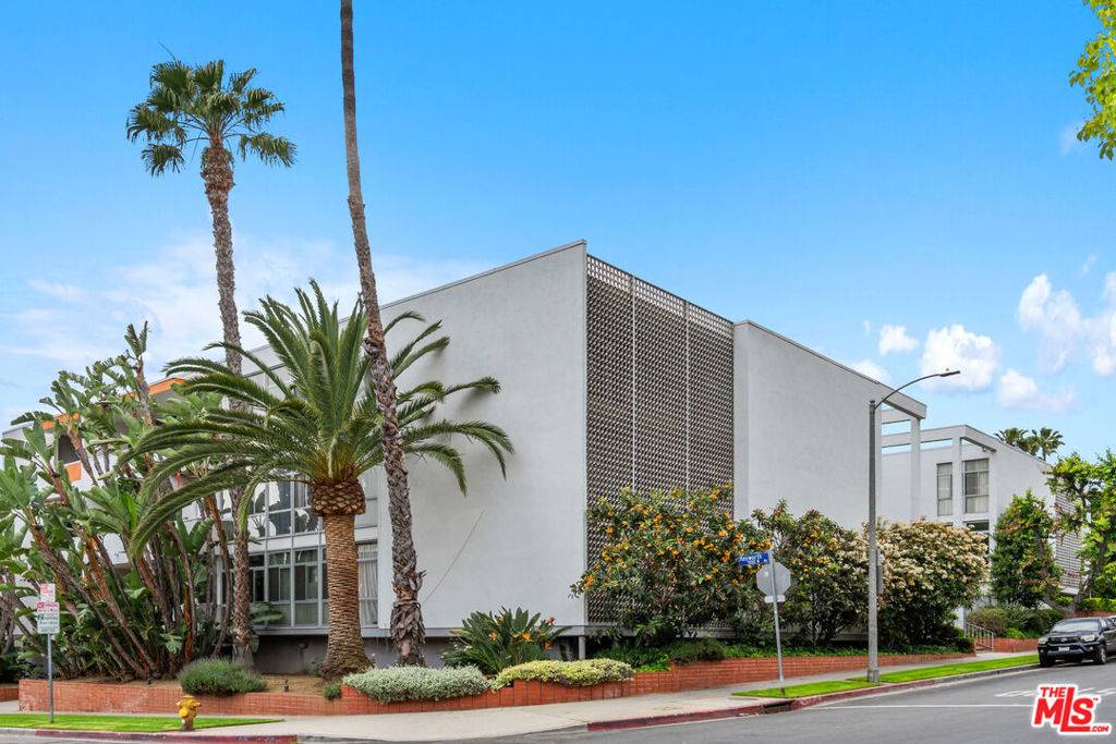 Los Angeles, CA 90046,7960 Selma AVE #301