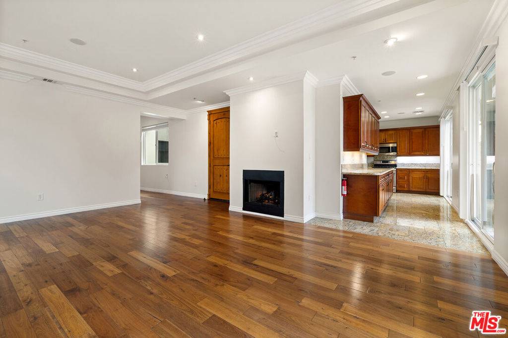West Hollywood, CA 90048,632 N Kings RD #201