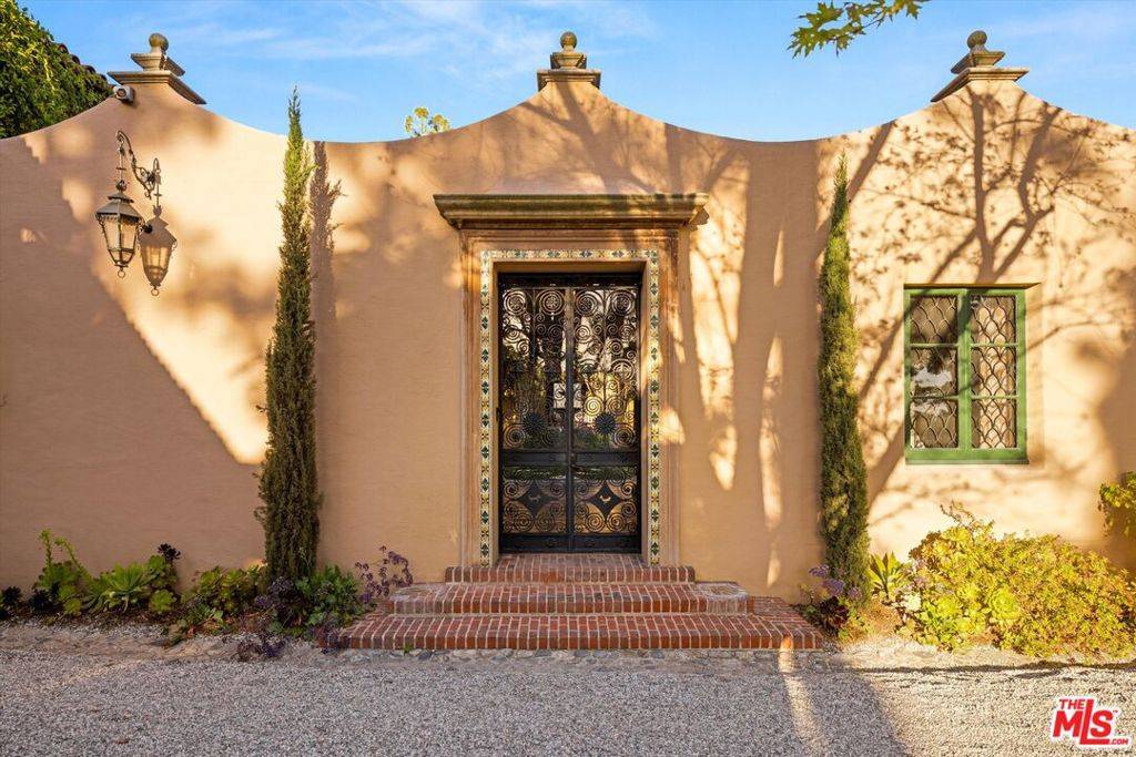 Pasadena, CA 91105,114 Los Altos DR