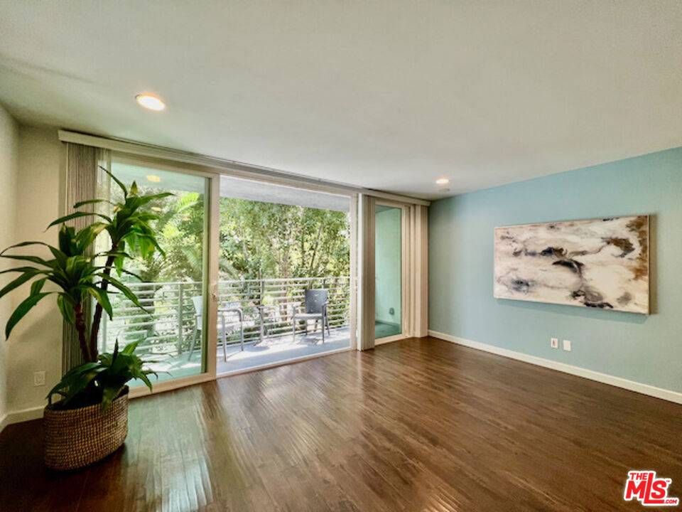 Los Angeles, CA 90068,1920 N Hillcrest RD #4