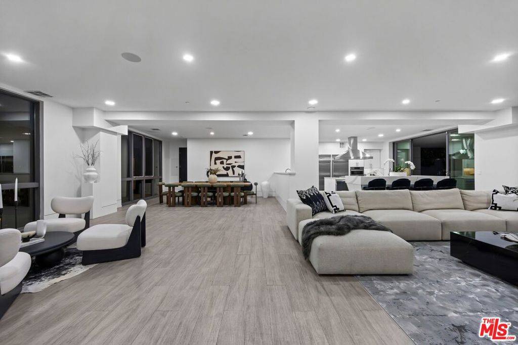 Encino, CA 91436,4230 Valley Meadow RD
