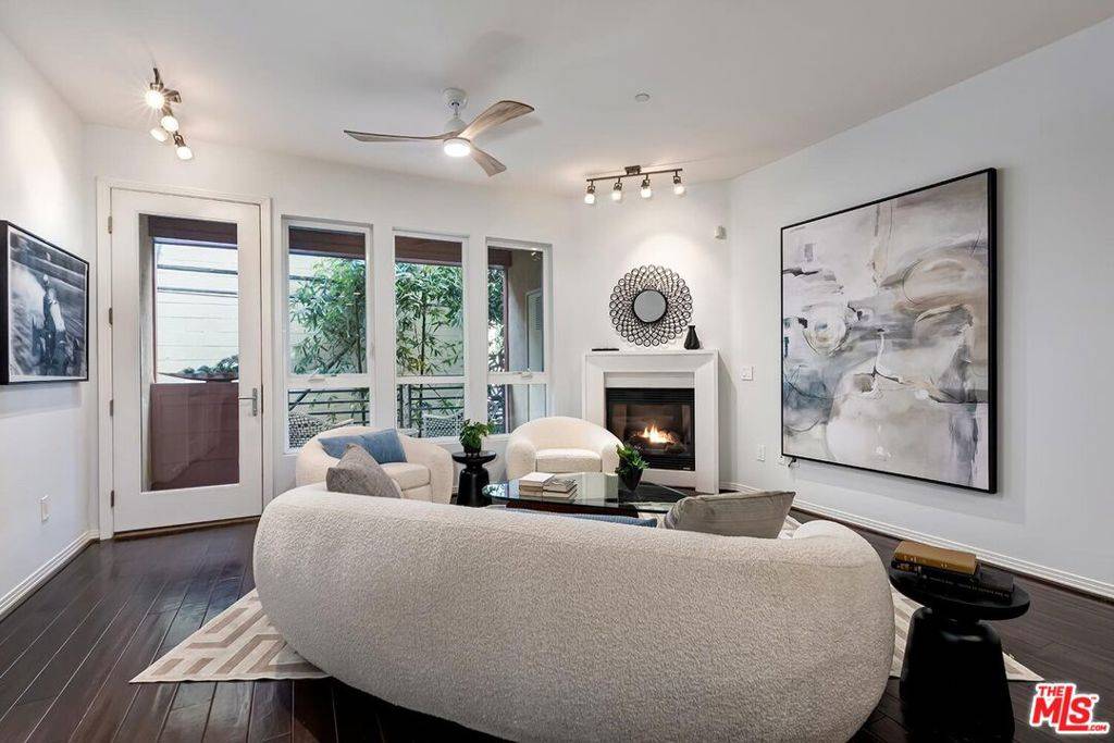 Marina Del Rey, CA 90292,4050 Glencoe AVE #211