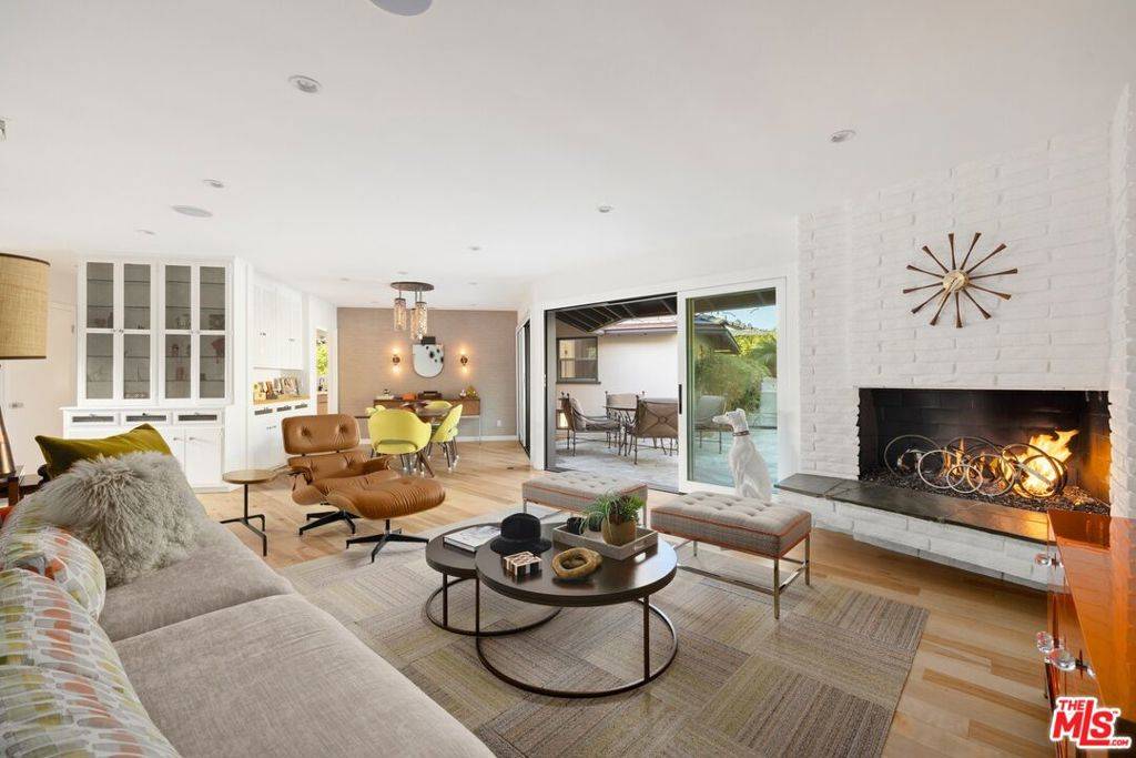 Sherman Oaks, CA 91403,3852 Royal Woods DR
