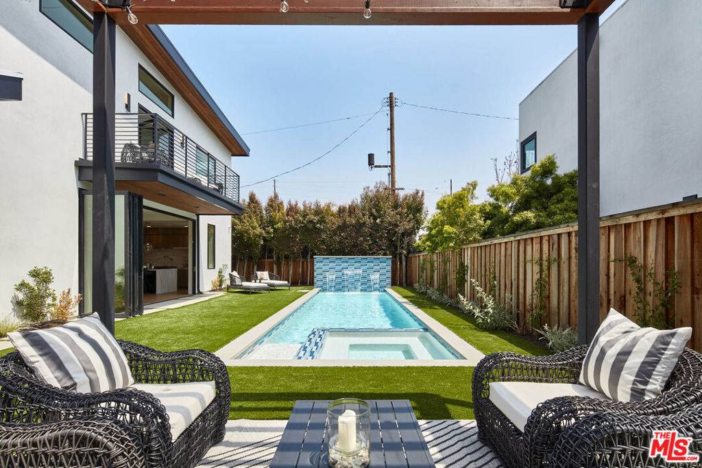 Venice, CA 90291,1390 Palms BLVD