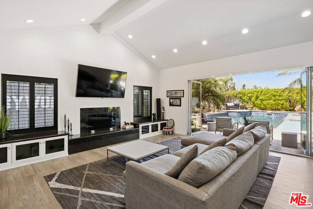 Encino, CA 91316,18141 Green Meadow DR
