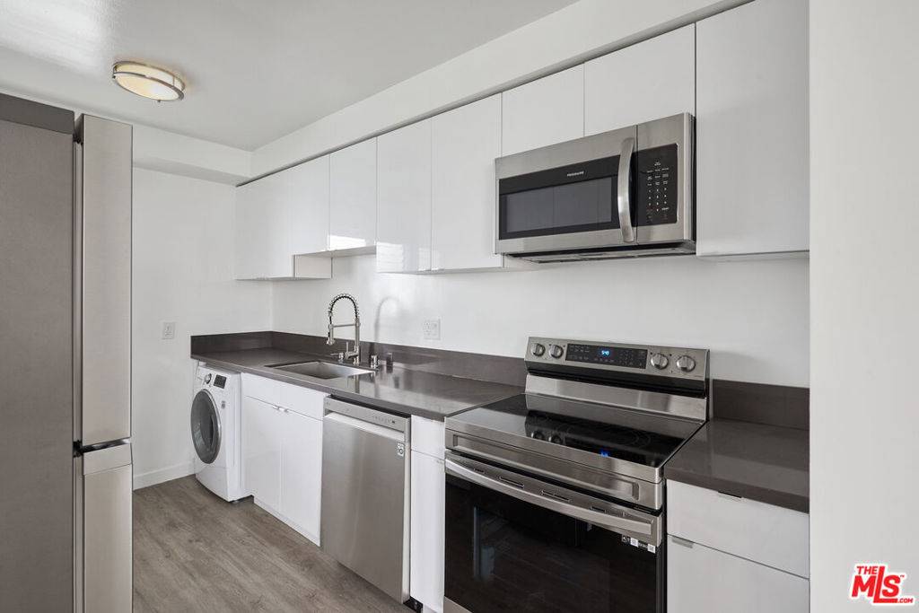 Santa Monica, CA 90402,305 San Vicente BLVD #301