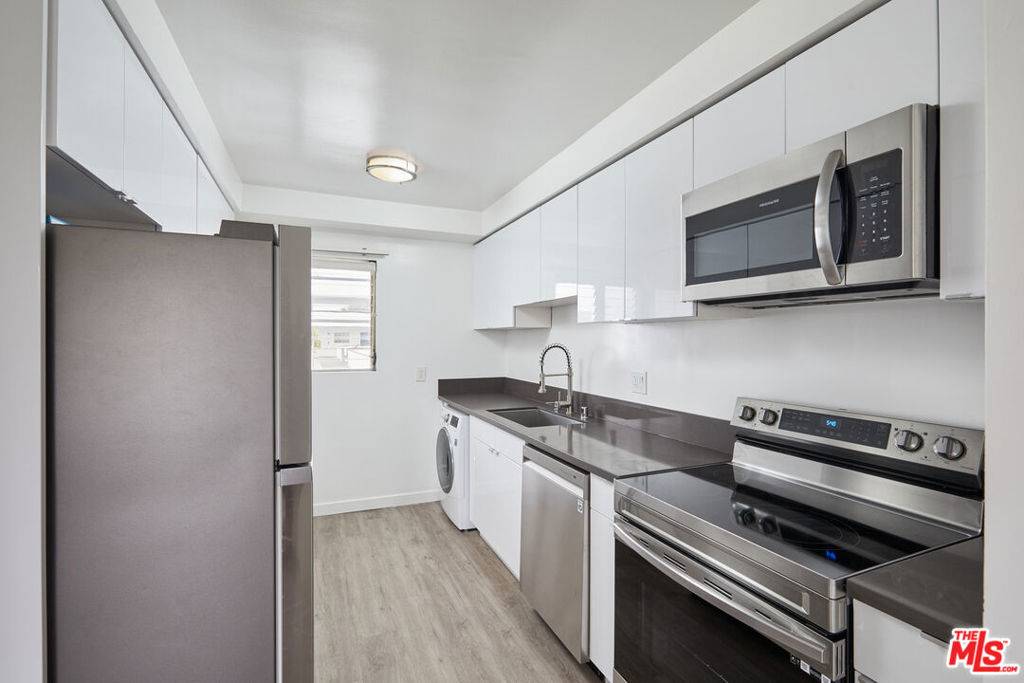 Santa Monica, CA 90402,305 San Vicente BLVD #301
