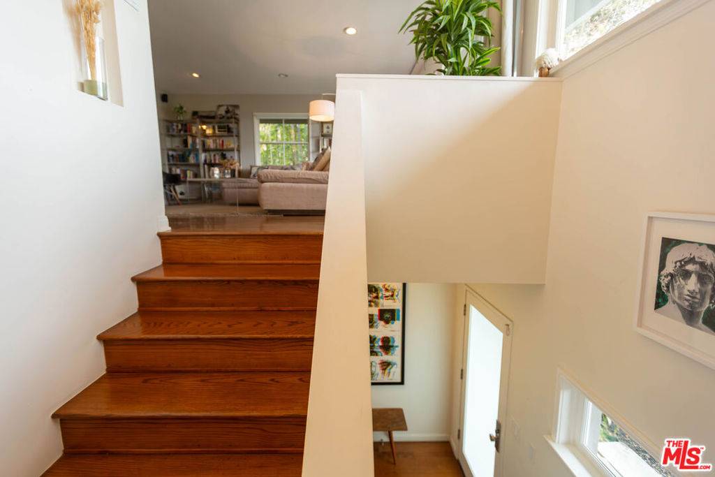 Los Angeles, CA 90046,8809 Appian WAY