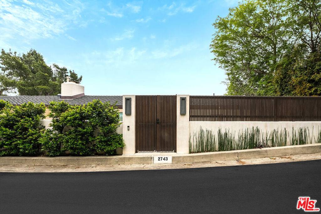 Los Angeles, CA 90068,2743 Creston DR