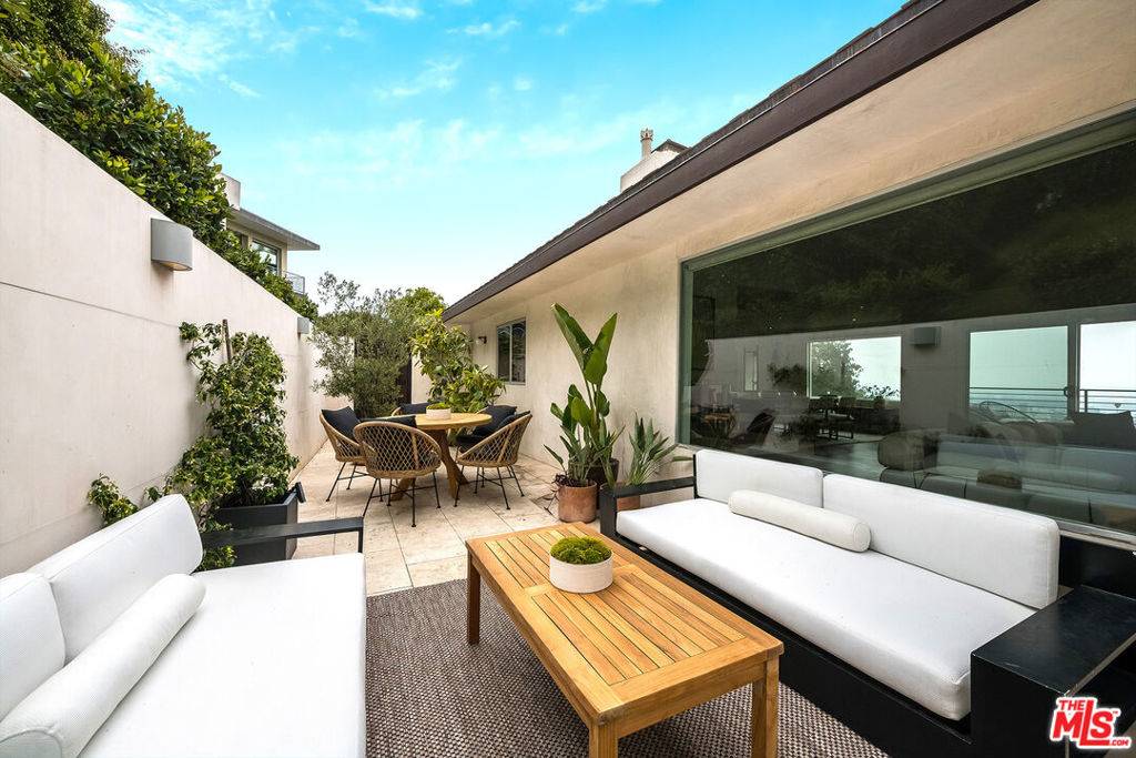 Los Angeles, CA 90068,2743 Creston DR