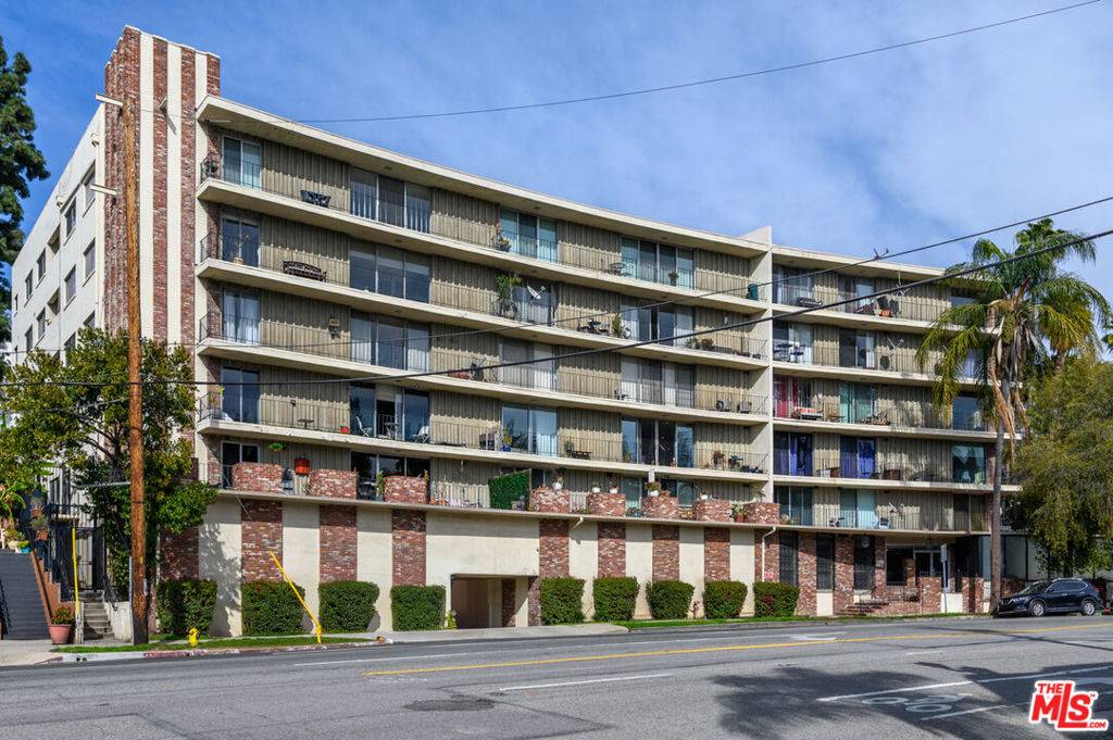 Los Angeles, CA 90068,2260 N Cahuenga BLVD #305