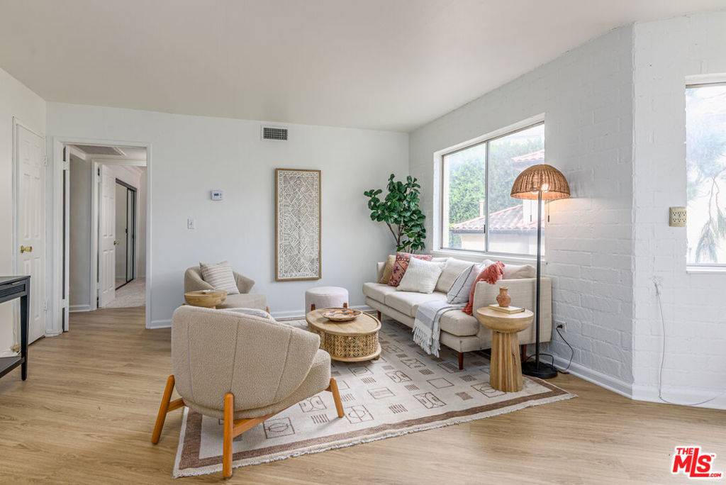 Los Angeles, CA 90068,2260 N Cahuenga BLVD #305