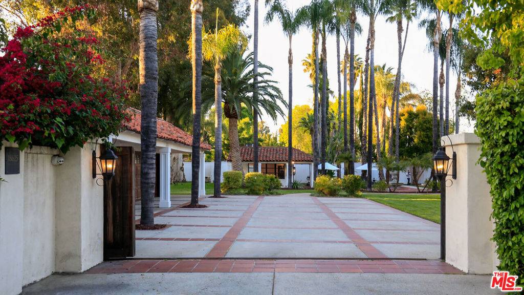 Tarzana, CA 91356,18625 Wells DR