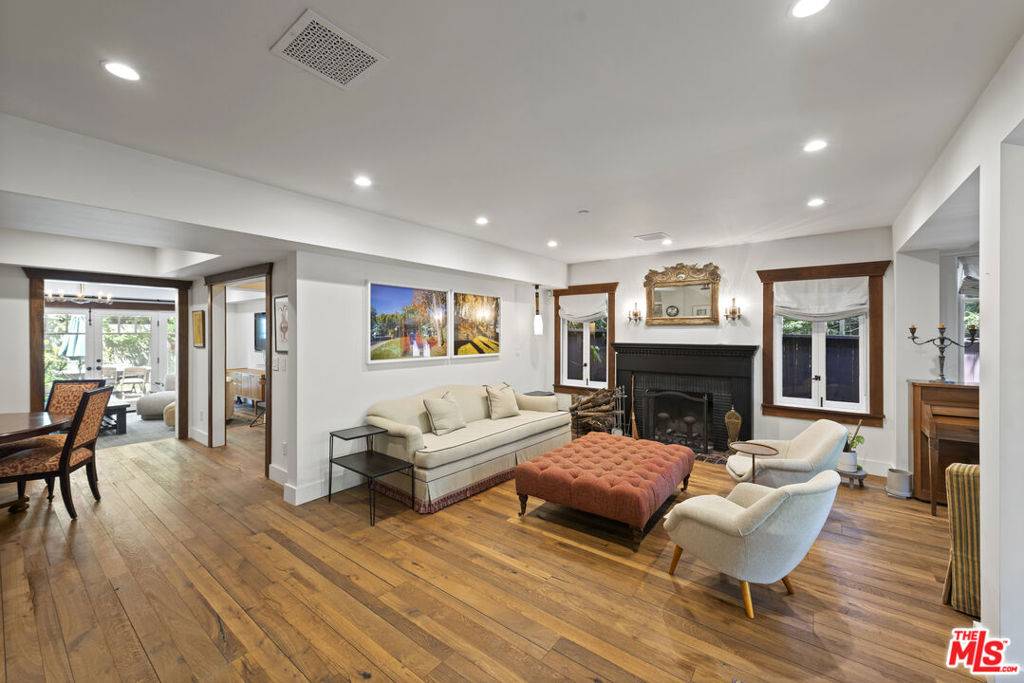 Los Angeles, CA 90049,11415 Albata ST