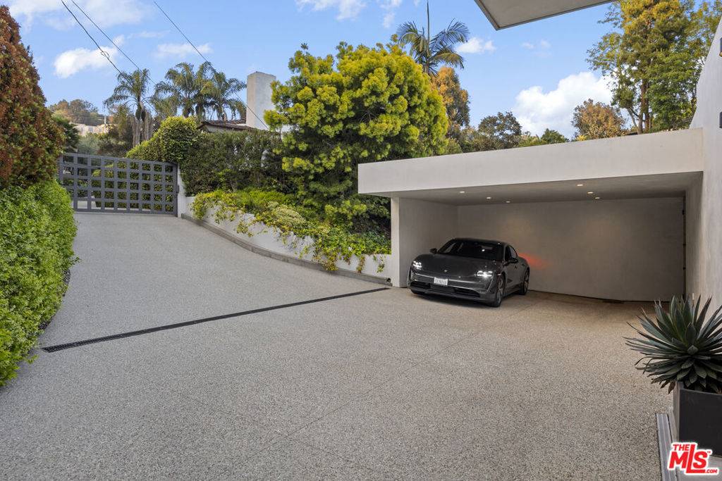 Beverly Hills, CA 90210,9960 BEVERLY GROVE Dr. DR