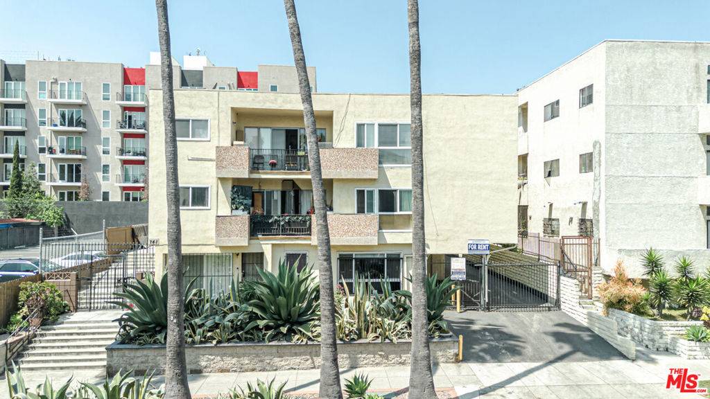 Los Angeles, CA 90005,741 S Hobart BLVD #13