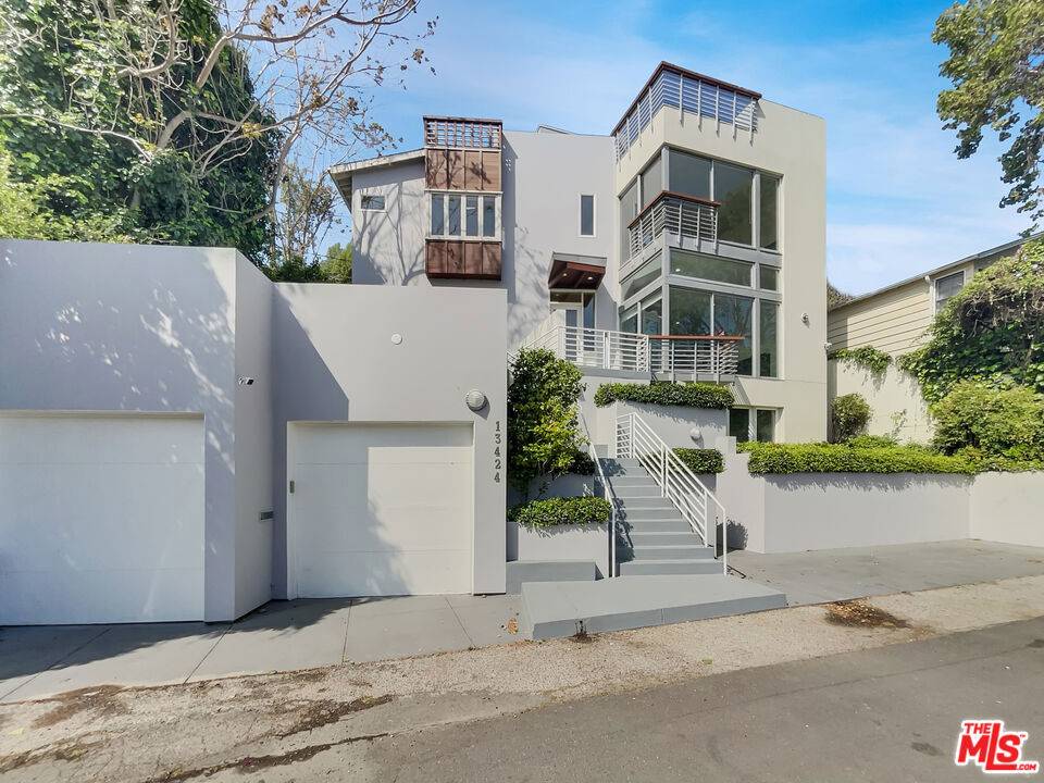 Sherman Oaks, CA 91423,13424 Contour DR