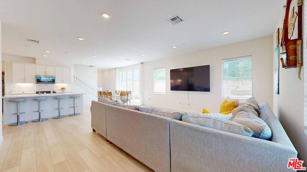 Valencia, CA 91381,27651 Ensemble PL