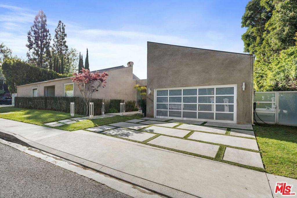 Beverly Hills, CA 90210,Address not disclosed